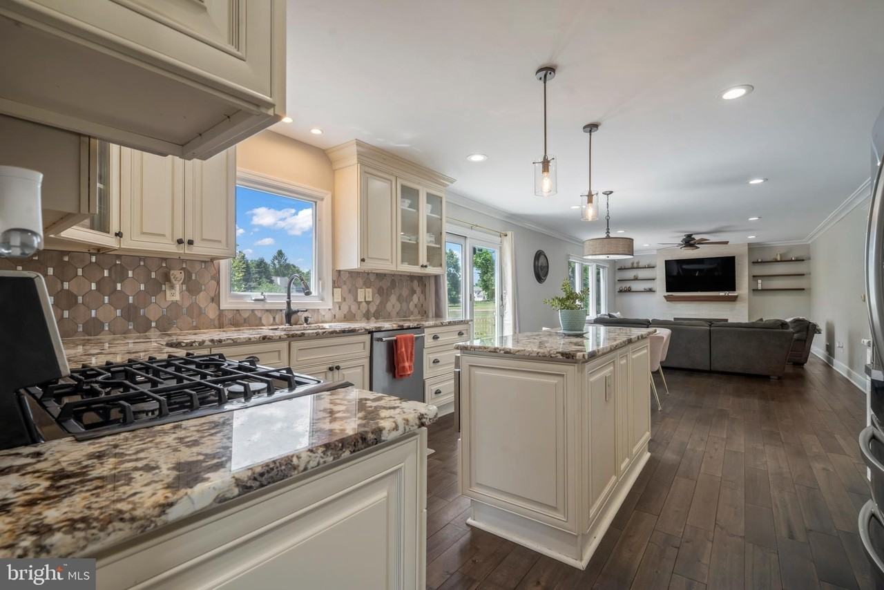 5 Robert Dr - Photo 7 of 35