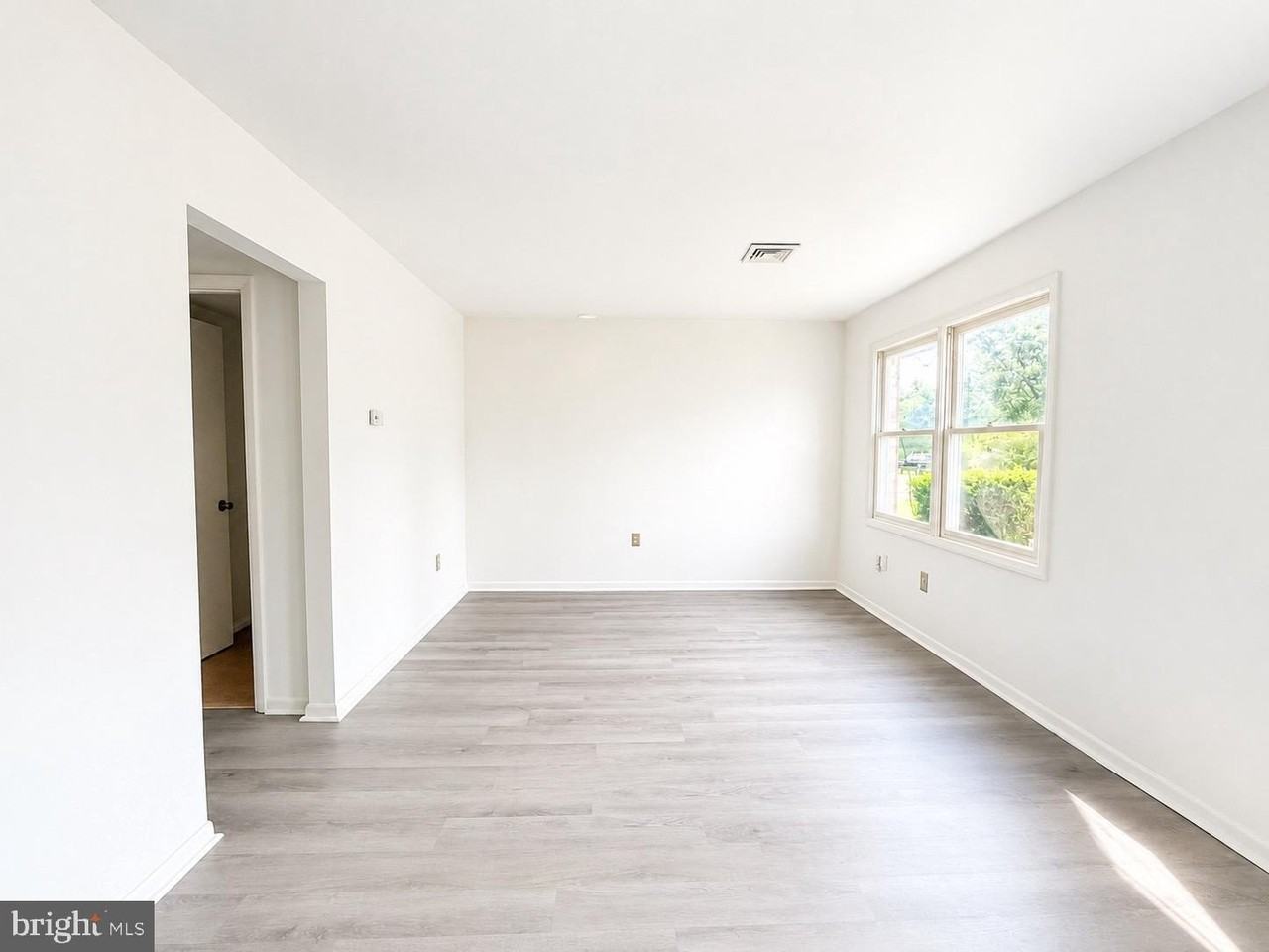 302 Hills Dr - Photo 3 of 18