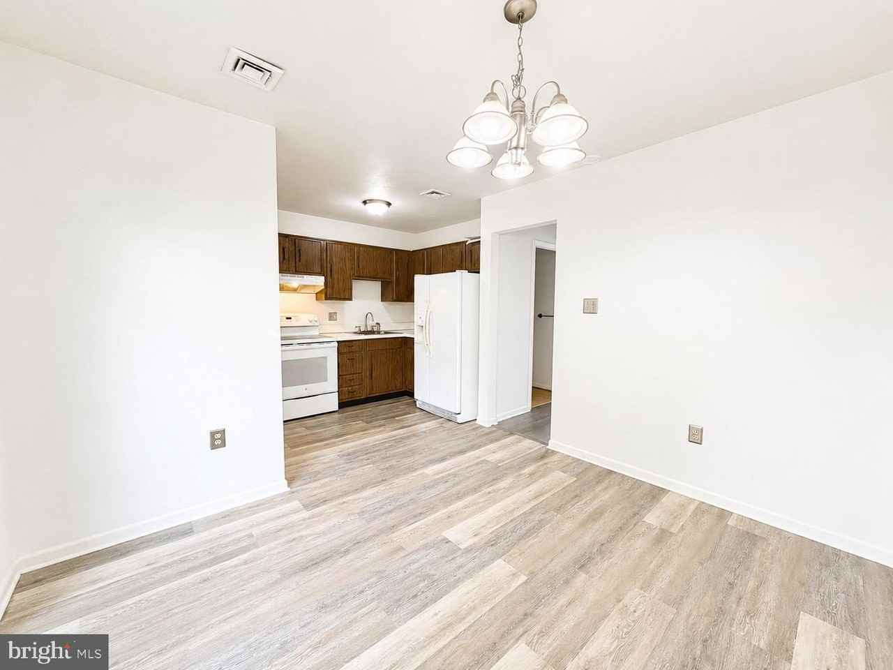 302 Hills Dr - Photo 4 of 18