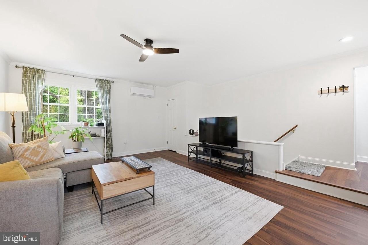 207 Yardley Cmns - Photo 2 of 13