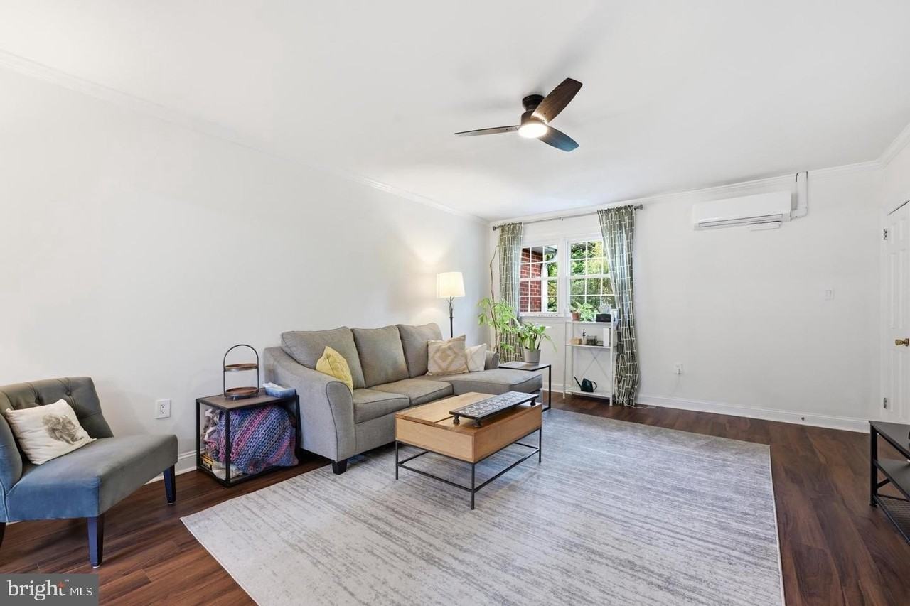207 Yardley Cmns - Photo 3 of 13