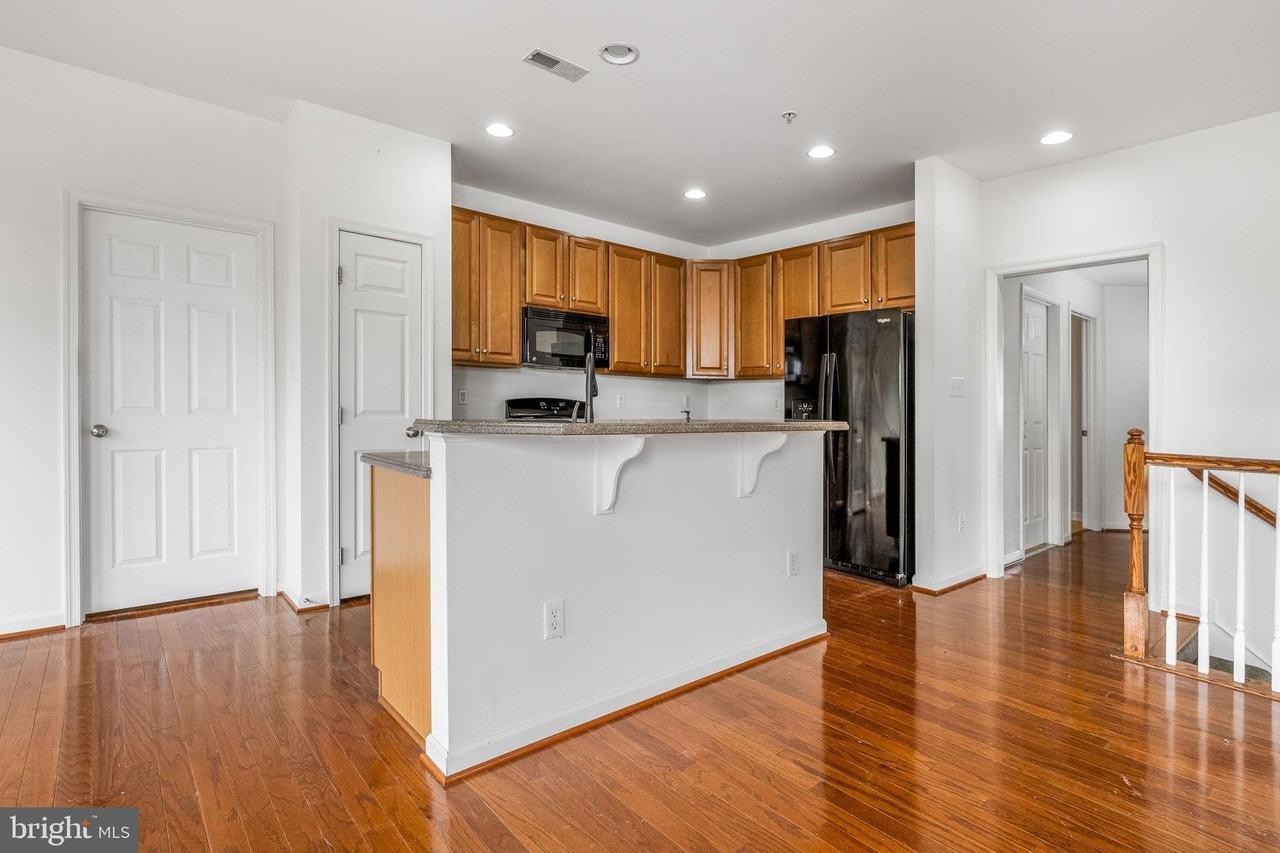 202 Bardel Dr #202 - Photo 5 of 27