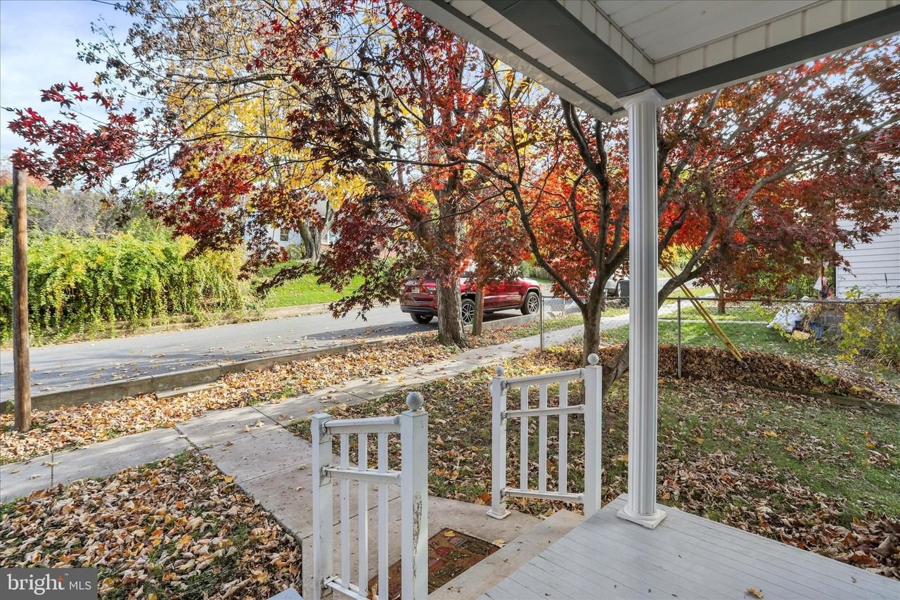 210 Linden Ave - Photo 4 of 35