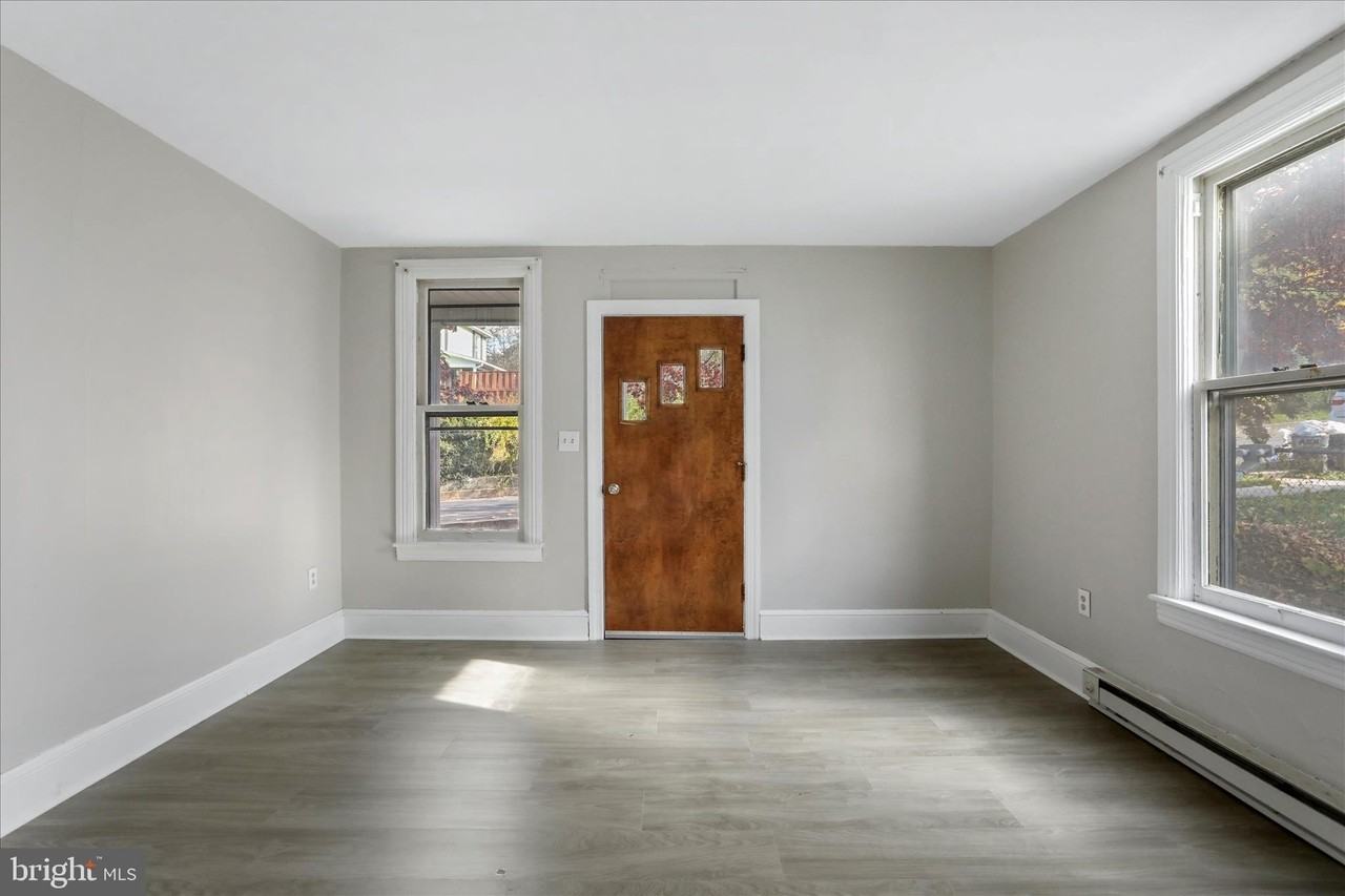 210 Linden Ave - Photo 5 of 35