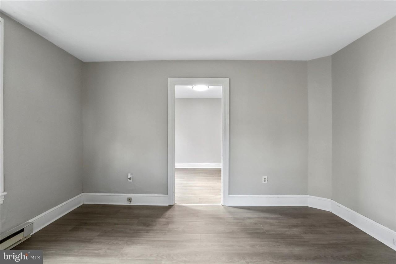 210 Linden Ave - Photo 6 of 35