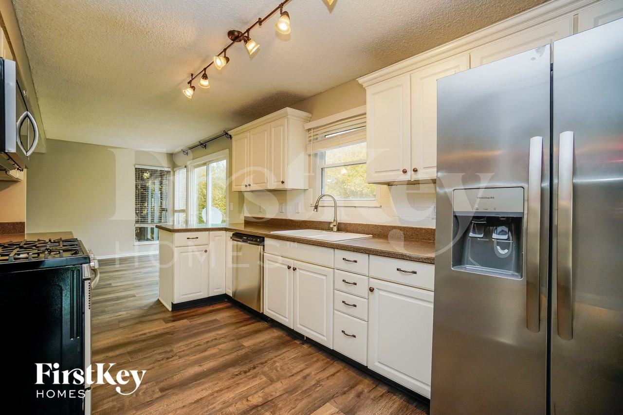 5241 Frisco Dr - Photo 7 of 15