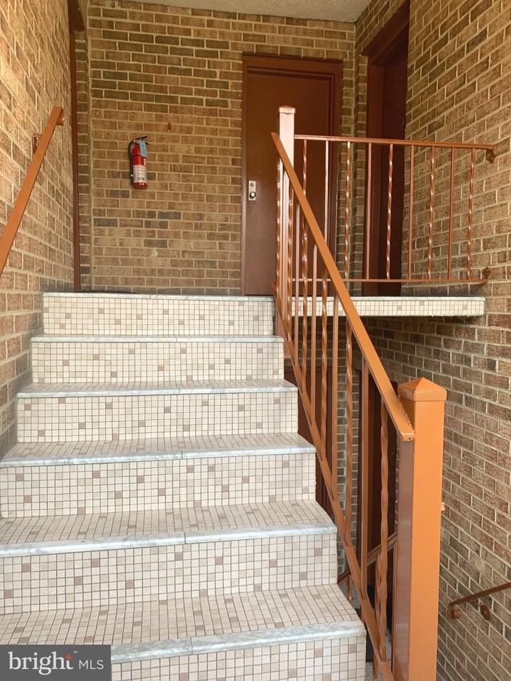 738 N Wakefield St #9 - Photo 2 of 31