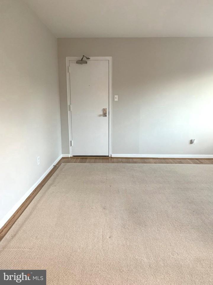 738 N Wakefield St #9 - Photo 3 of 31