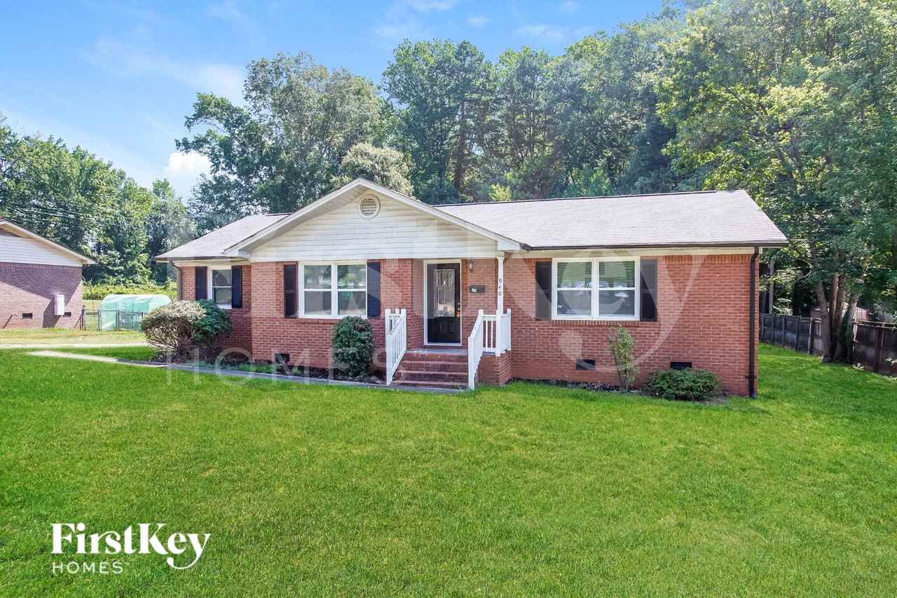 940 Ridgeway Dr - Photo 2 of 19