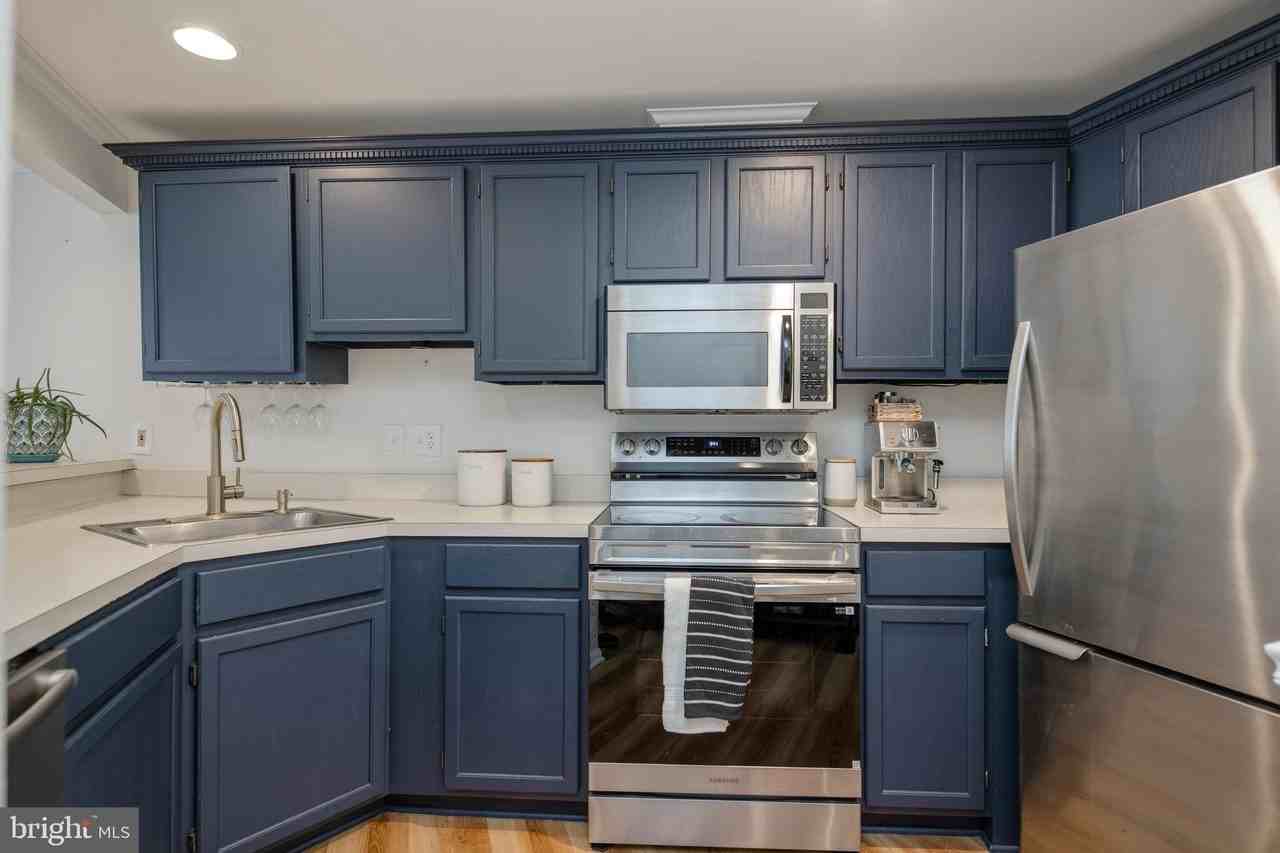 7317 Castleberg Ct - Photo 3 of 32