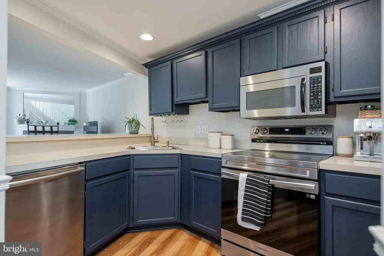 7317 Castleberg Ct - Photo 4 of 32