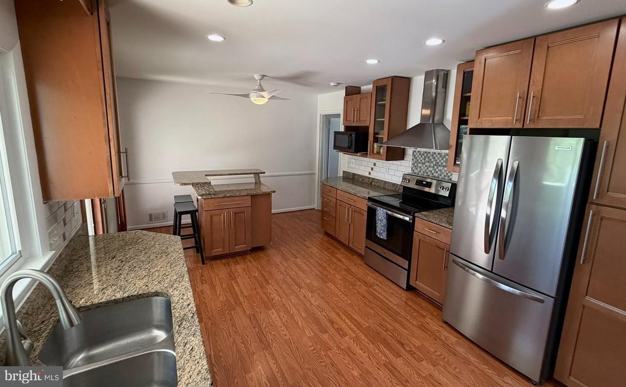 604 Yeonas Dr Sw - Photo 5 of 17