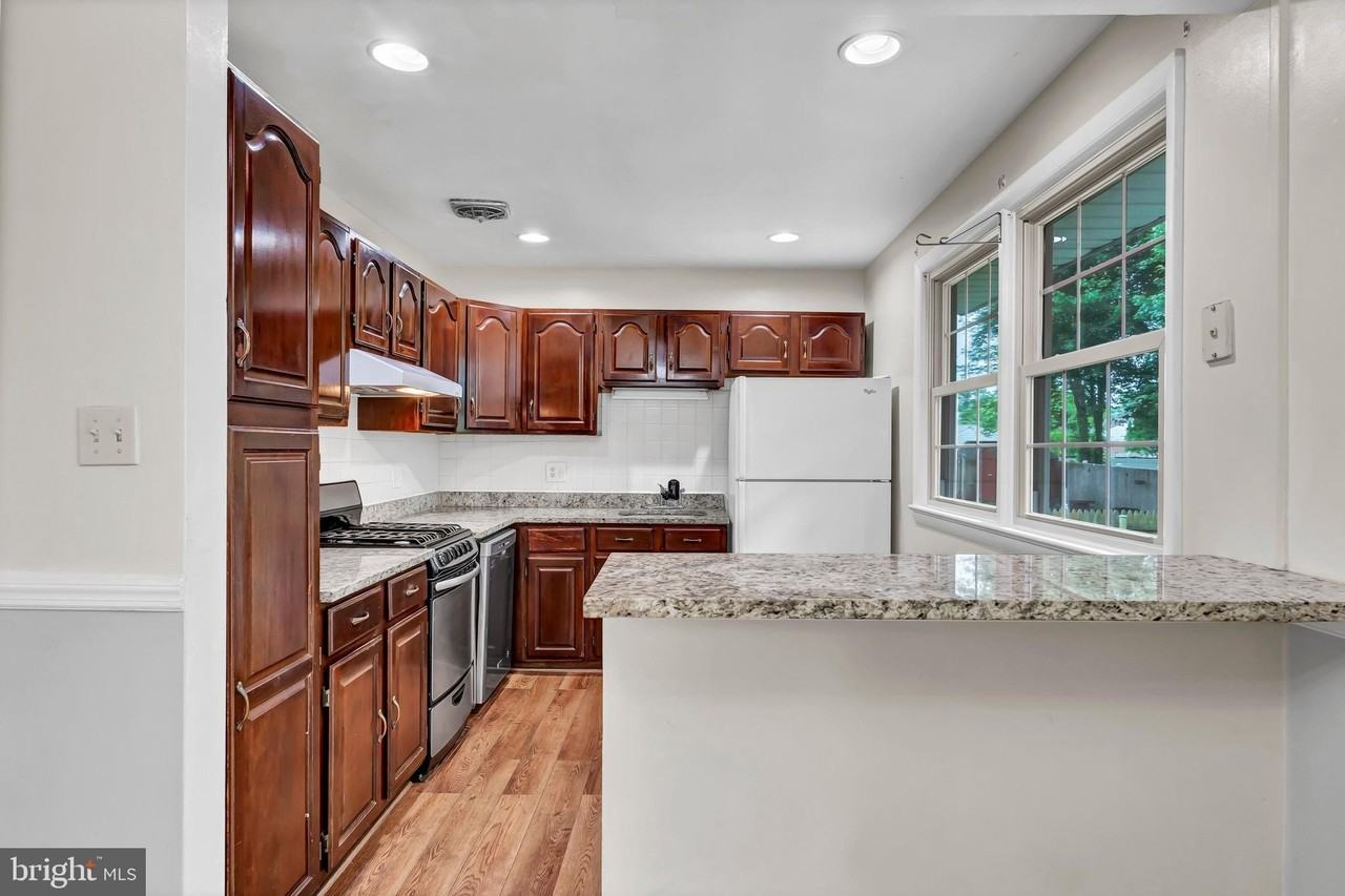 14715 Lock Dr - Photo 2 of 41