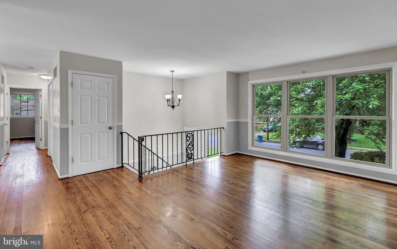 14715 Lock Dr - Photo 3 of 41