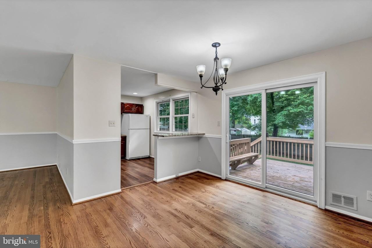 14715 Lock Dr - Photo 4 of 41