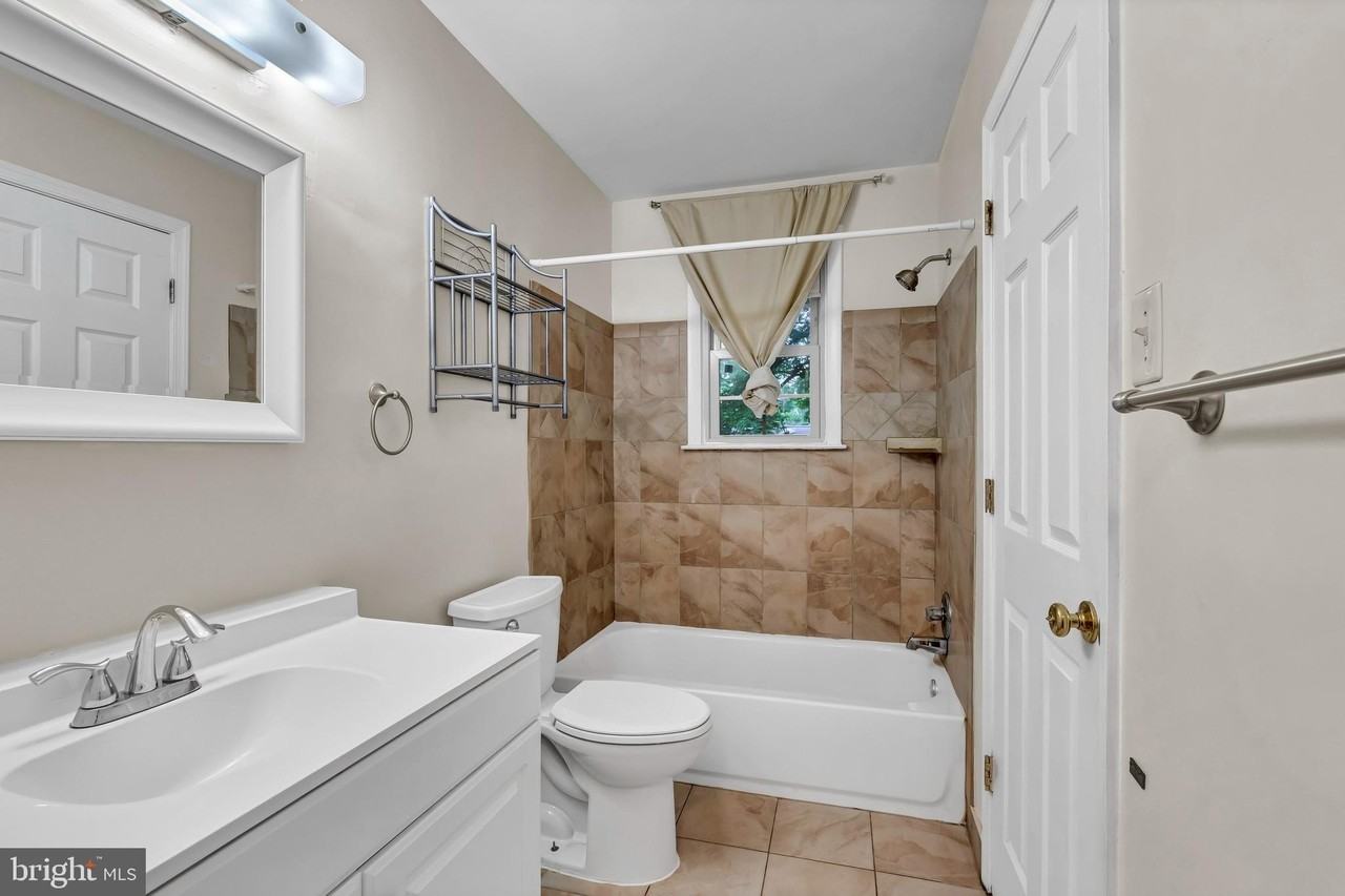 14715 Lock Dr - Photo 6 of 41