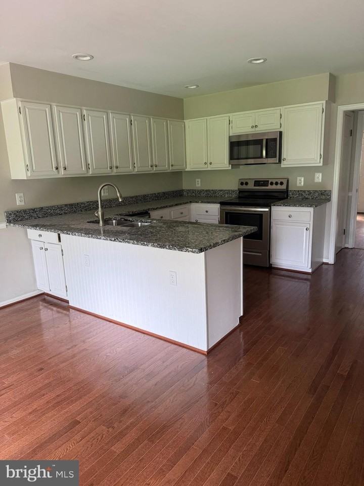 23210 Dover Rd - Photo 2 of 27