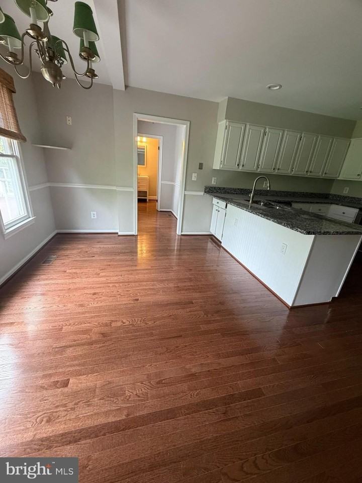 23210 Dover Rd - Photo 3 of 27
