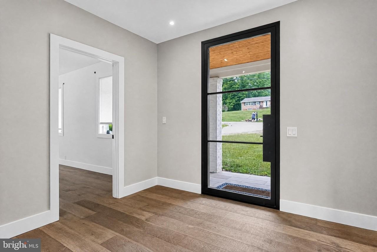 7818 Leland Rd - Photo 5 of 47