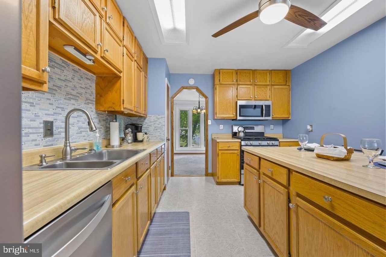13501 Kelmont Ct - Photo 7 of 42