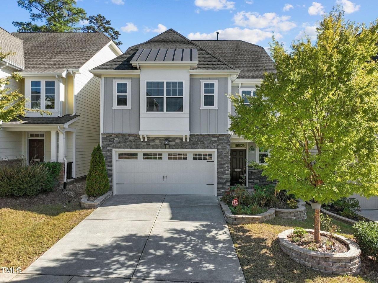 271 Begen St - Photo 3 of 48