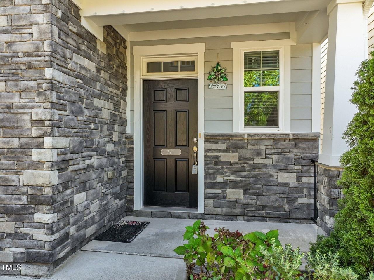 271 Begen St - Photo 4 of 48