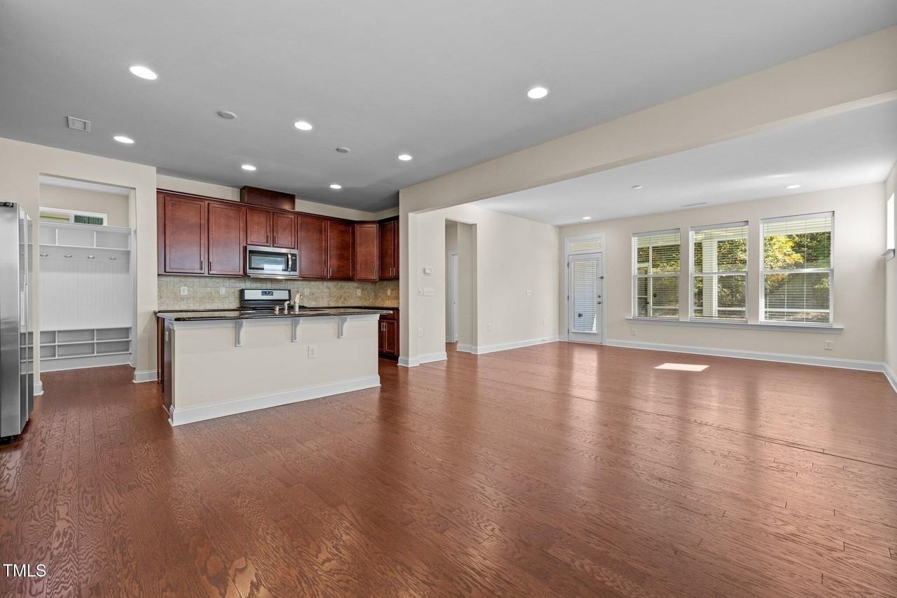 271 Begen St - Photo 5 of 48