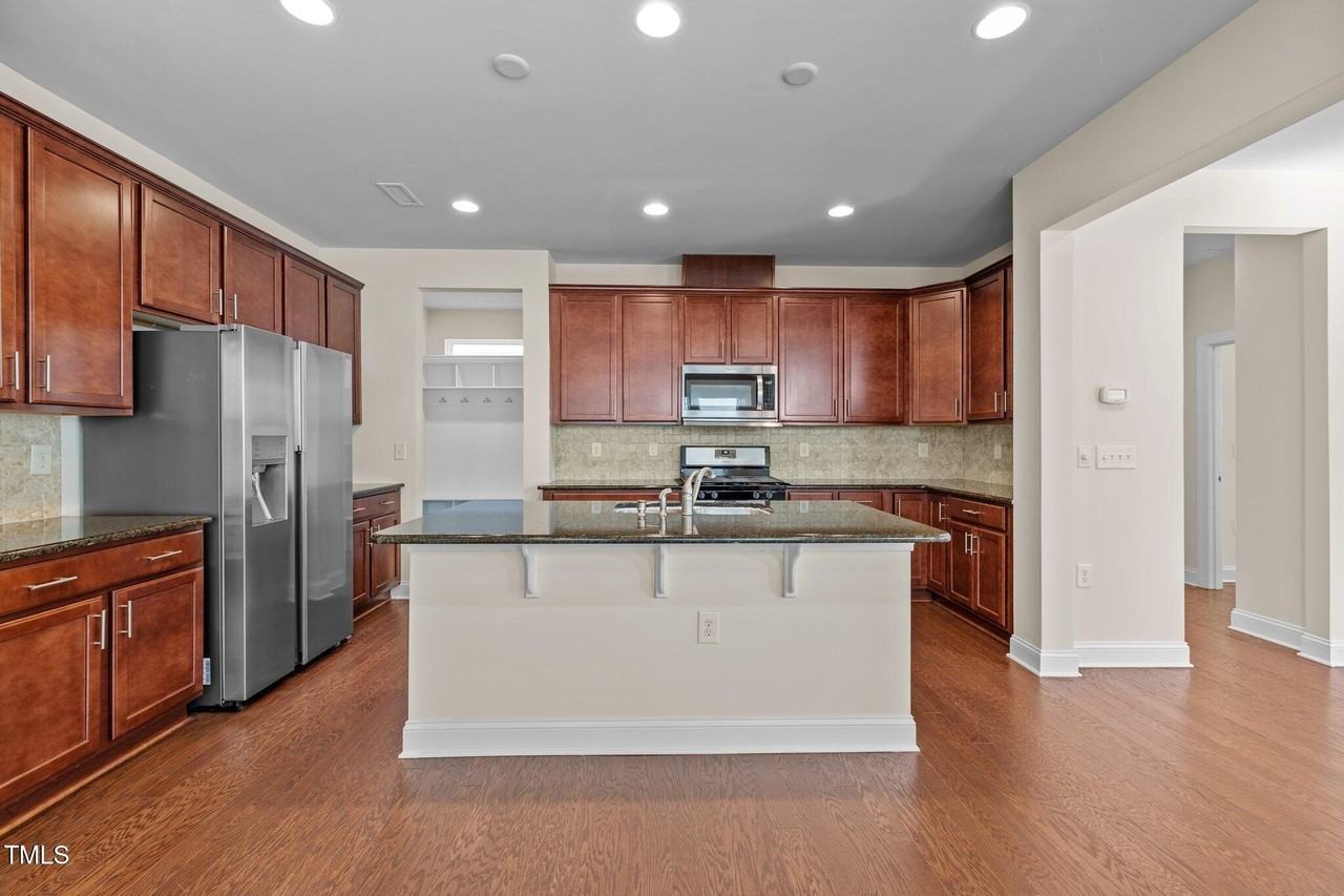 271 Begen St - Photo 6 of 48