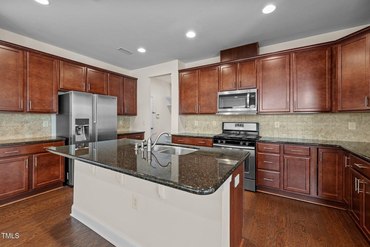 271 Begen St - Photo 7 of 48