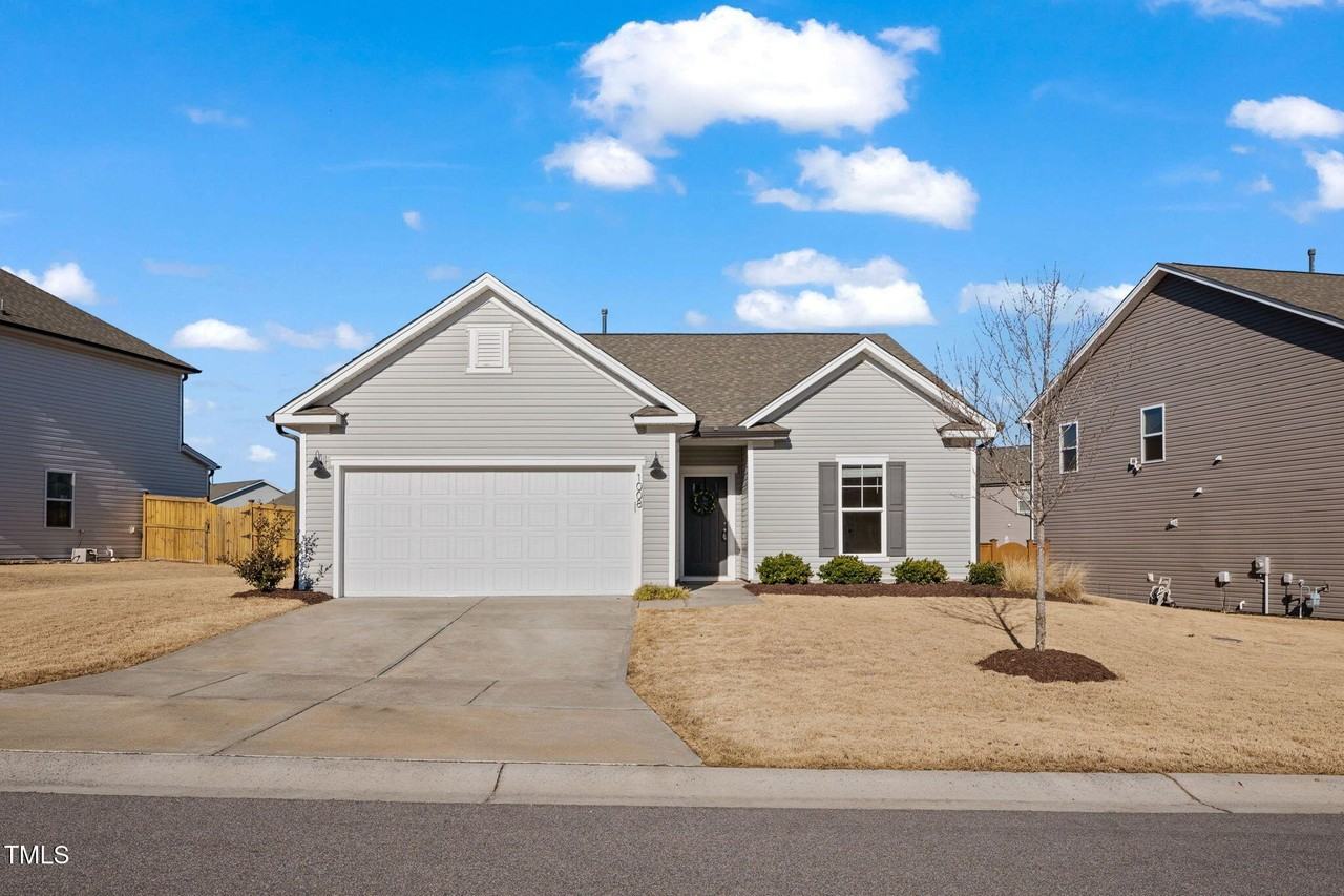 1008 Sandtrap Way - Photo 2 of 33