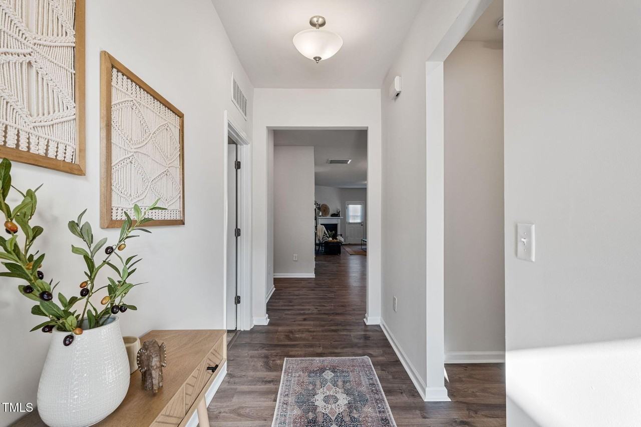 1008 Sandtrap Way - Photo 4 of 33