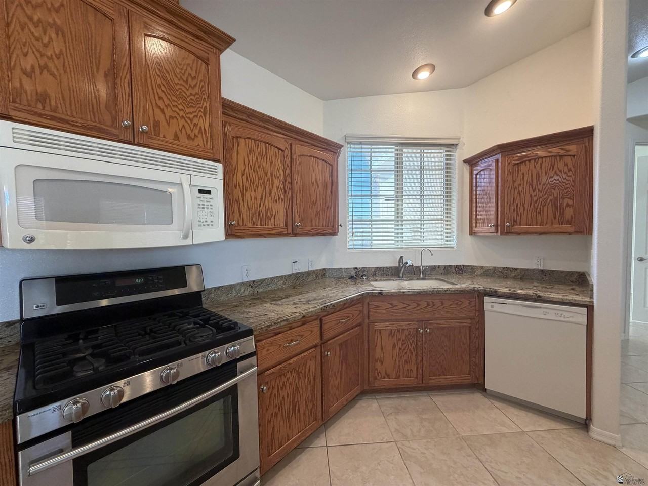 3333 S Kinnow Ave - Photo 6 of 40