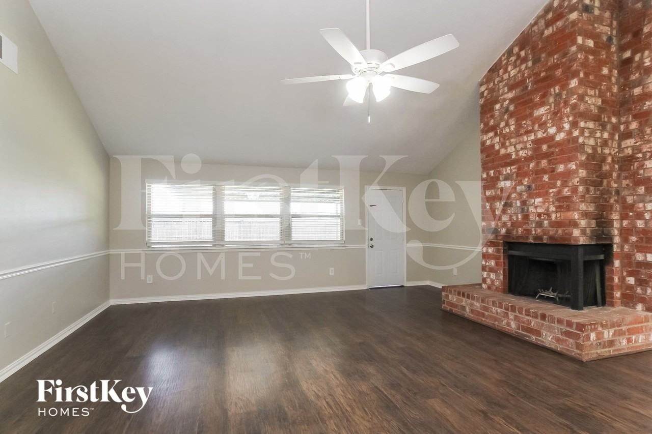 3818 Rosemont Dr - Photo 3 of 15