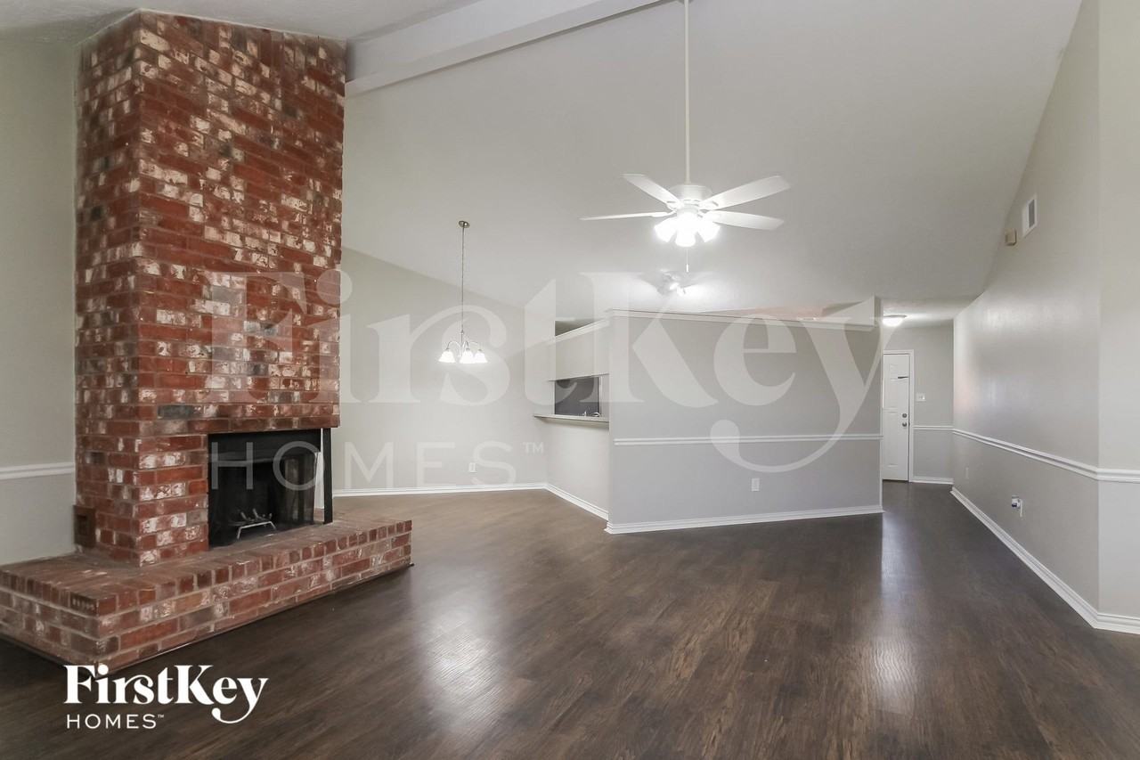 3818 Rosemont Dr - Photo 4 of 15