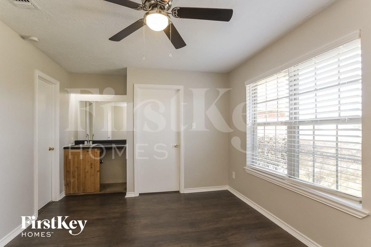 3818 Rosemont Dr - Photo 5 of 15