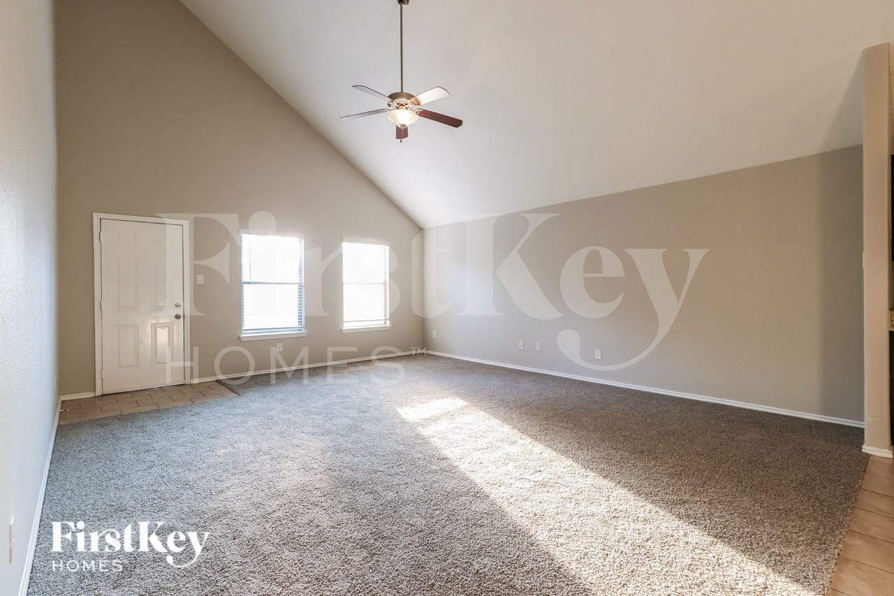 21699 Horseshoe Dr - Photo 3 of 17