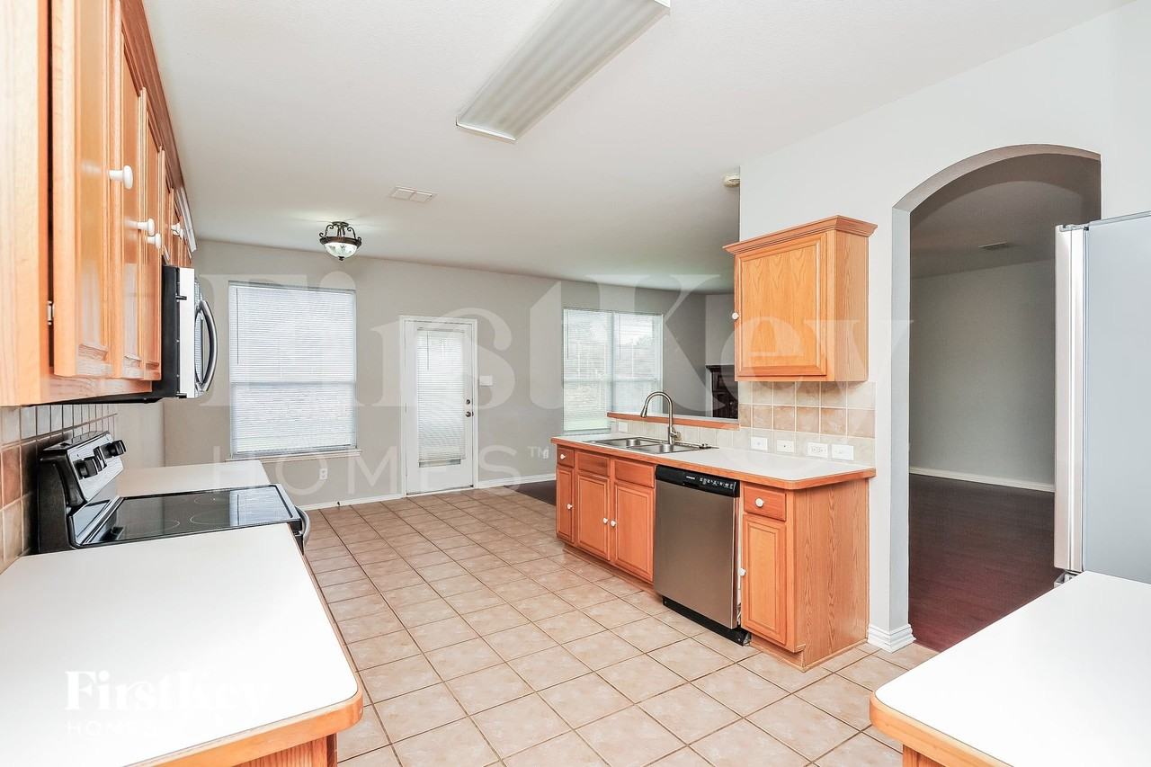 8312 Tribute Ln - Photo 6 of 16