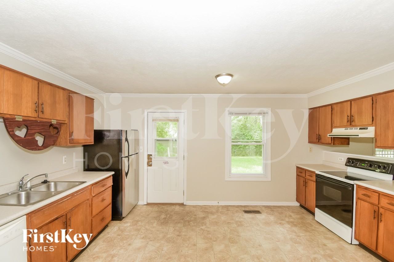 5691 Dobbs Ferry Dr - Photo 5 of 16