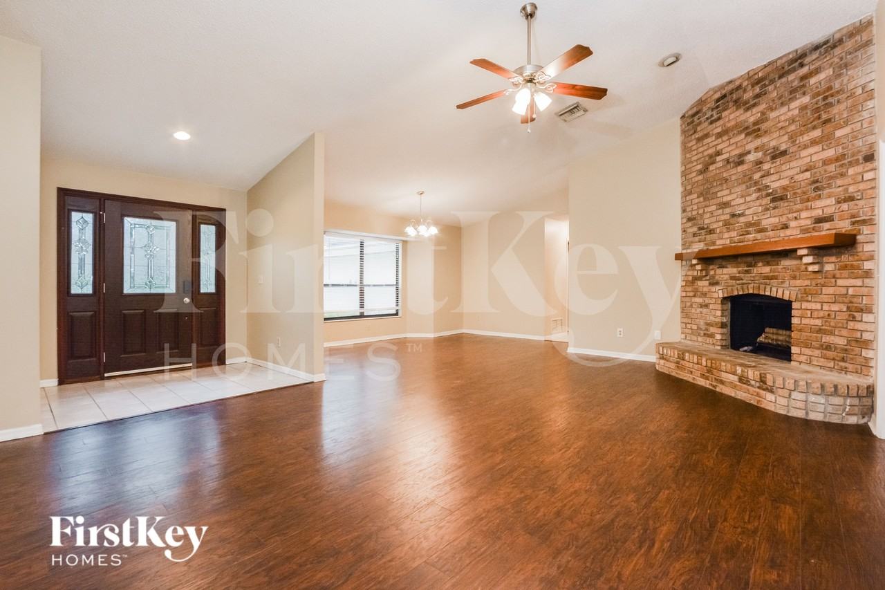 520 Whispering Oak Ln - Photo 3 of 16