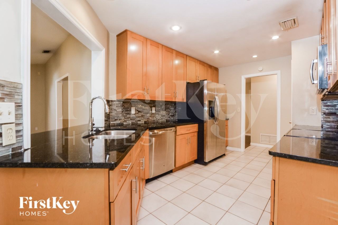 520 Whispering Oak Ln - Photo 5 of 16