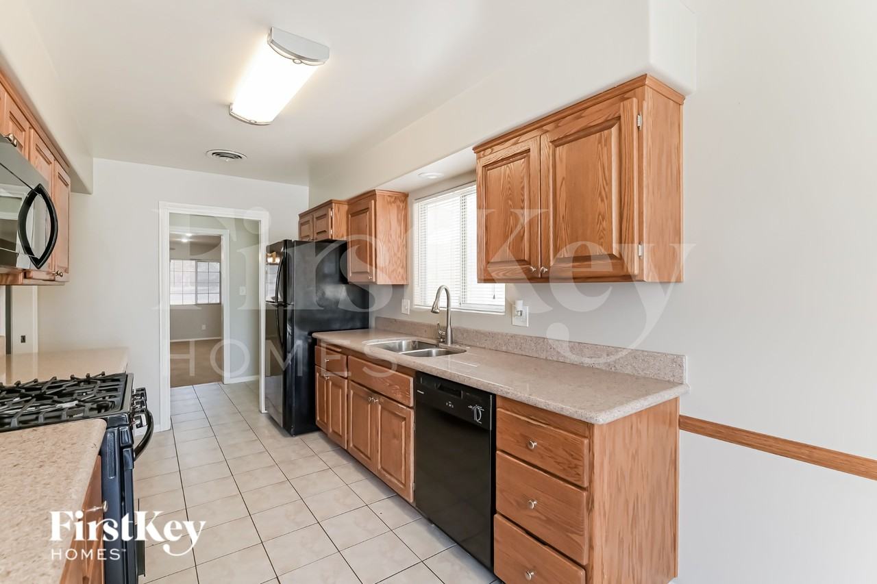 518 E Fairway Rd - Photo 6 of 16