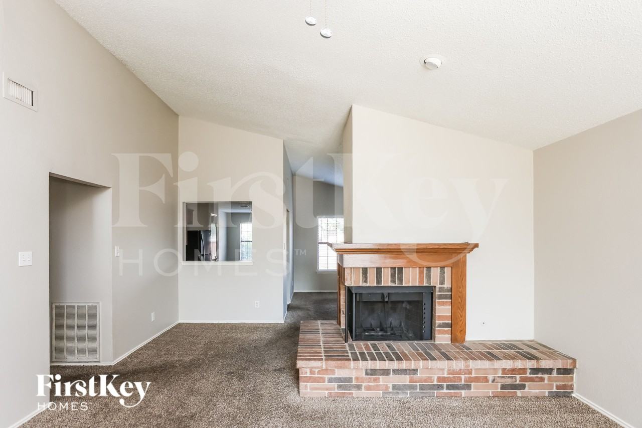 4368 Saugus Dr - Photo 3 of 16