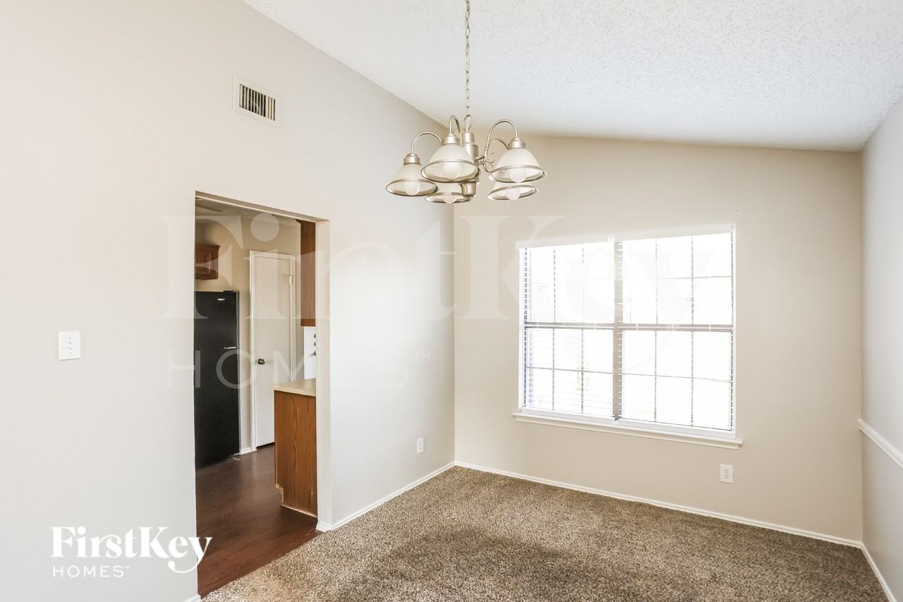4368 Saugus Dr - Photo 4 of 16
