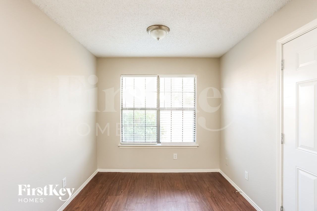4368 Saugus Dr - Photo 5 of 16
