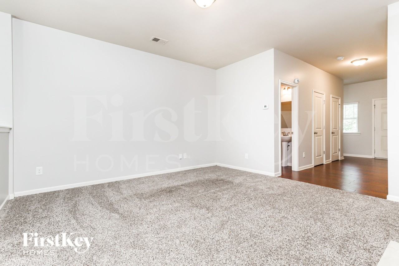 349 Rankin Cir - Photo 3 of 19