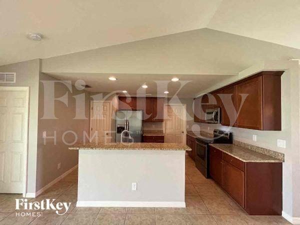 2512 Nw 19th Pl - Photo 6 of 10