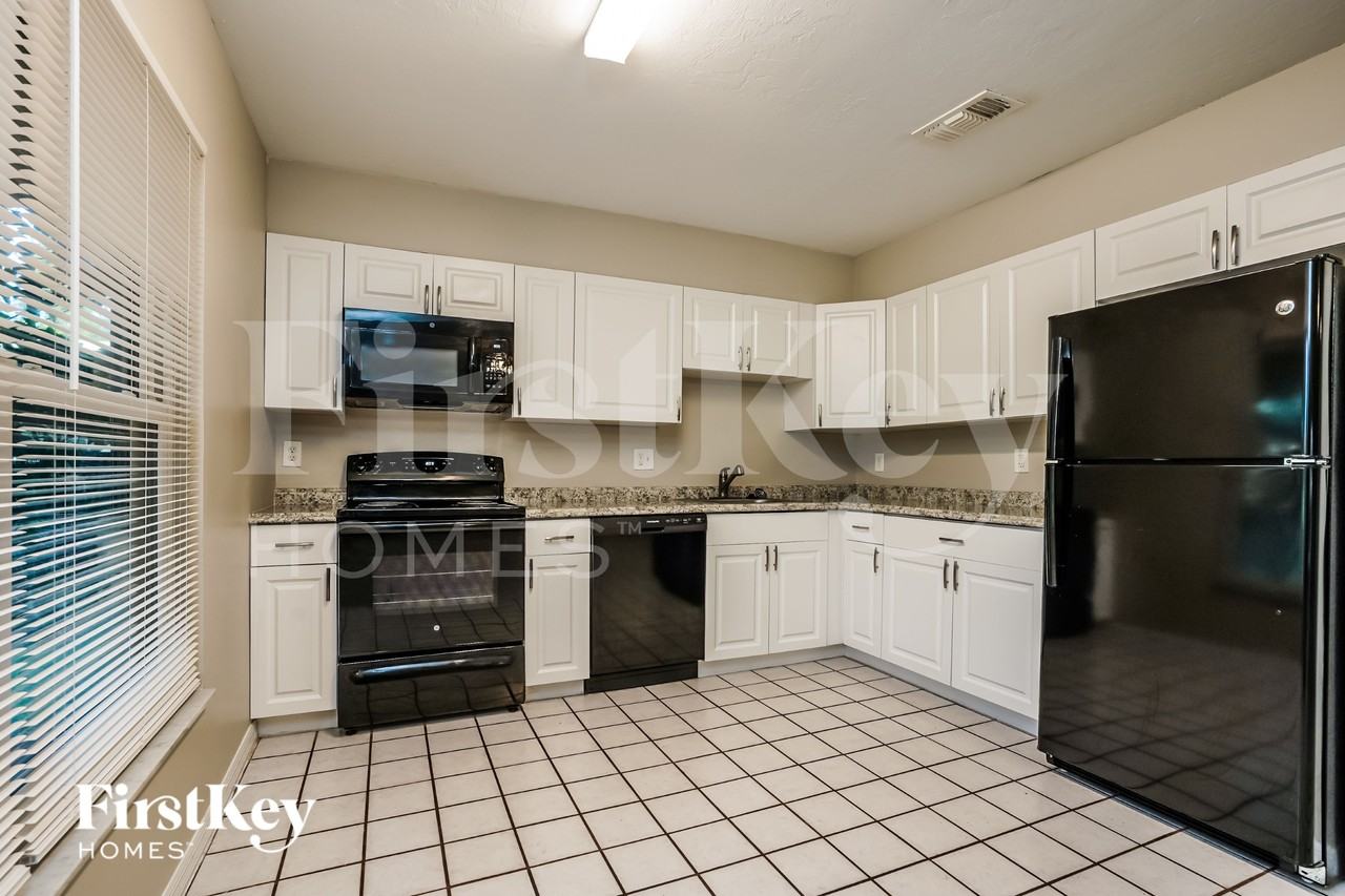 17420 Duquesne Rd - Photo 6 of 16