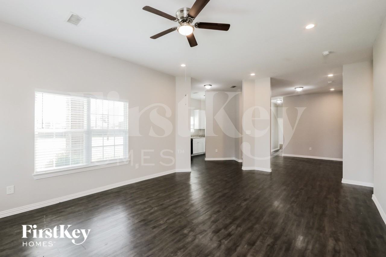 1633 Mockingbird Ln - Photo 4 of 16