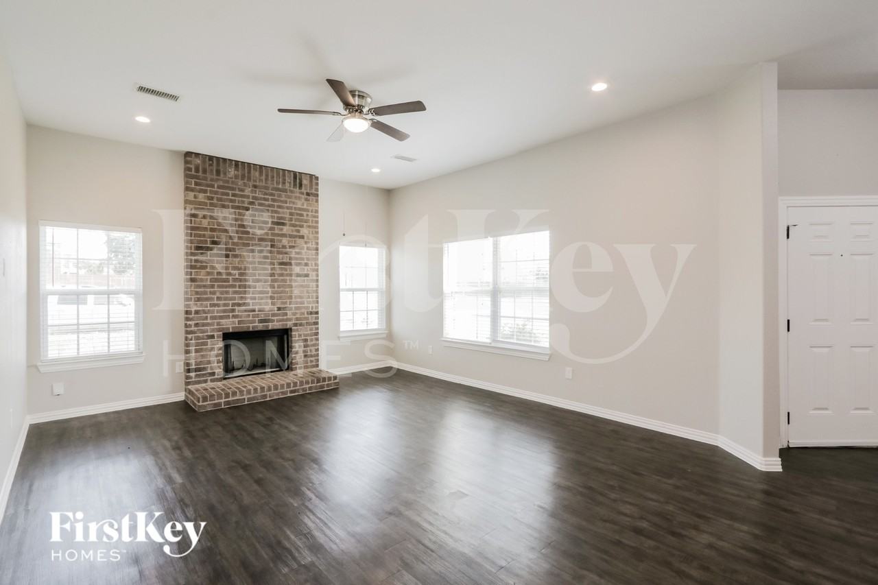 1633 Mockingbird Ln - Photo 5 of 16