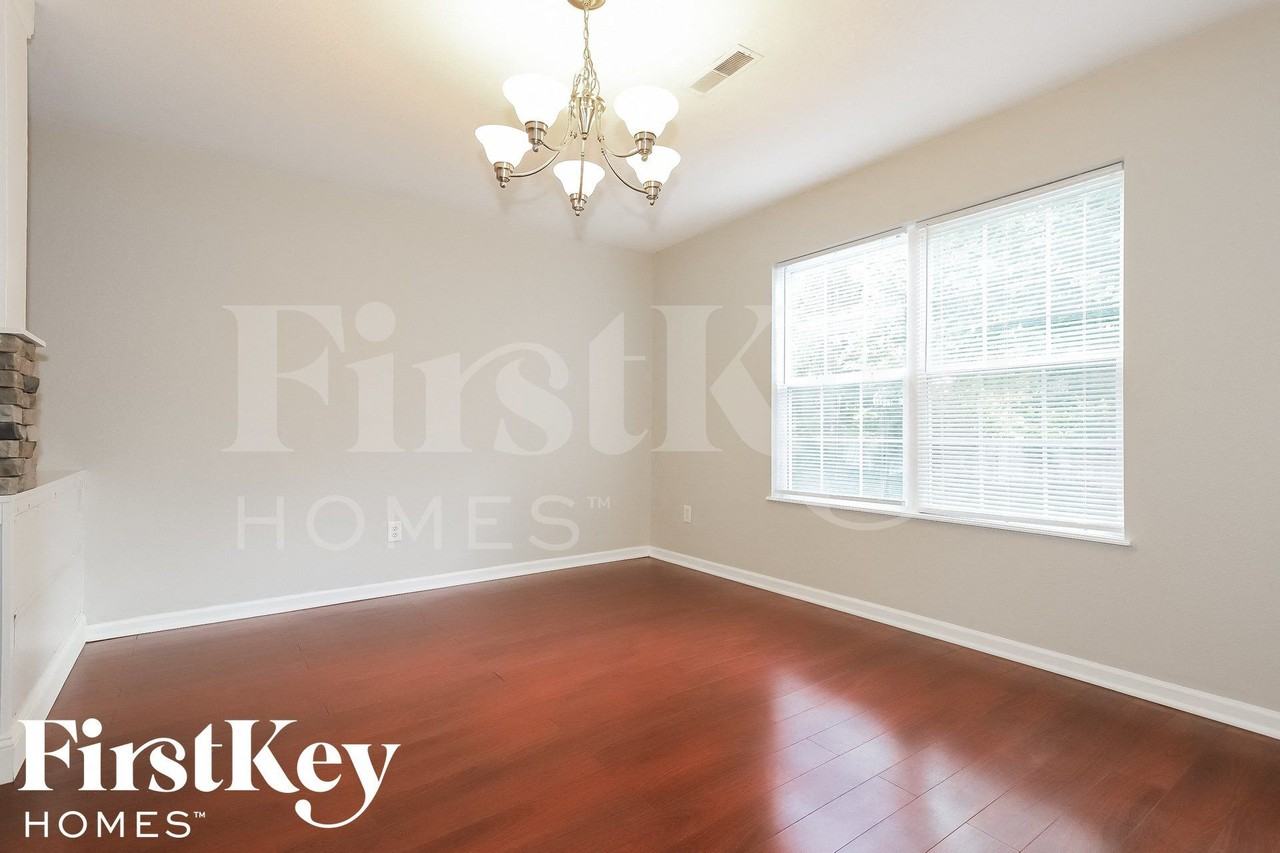 1391 Bearsden Dr - Photo 3 of 15